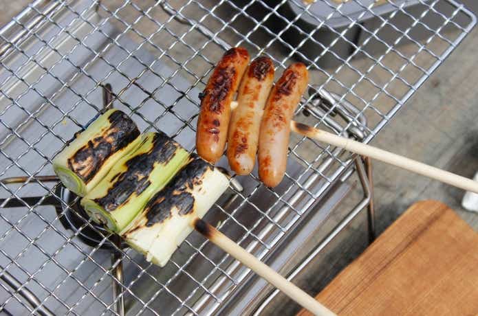 つなげて使える竹丸箸にウインナー数本さして焼いている