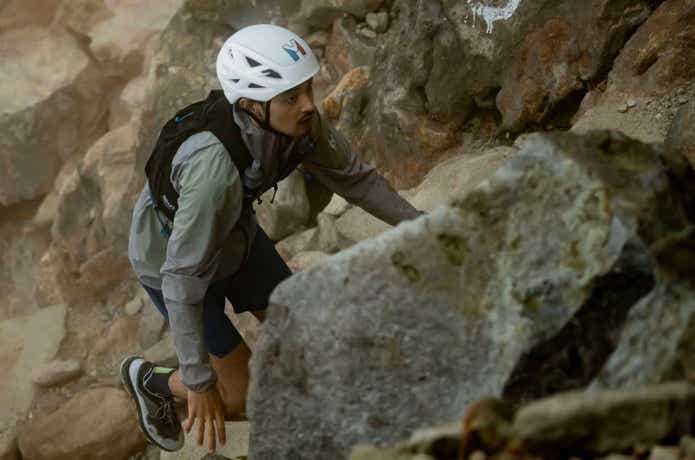 ティフォン ファントム ファスト ジャケットを着てロッククライミングをする人