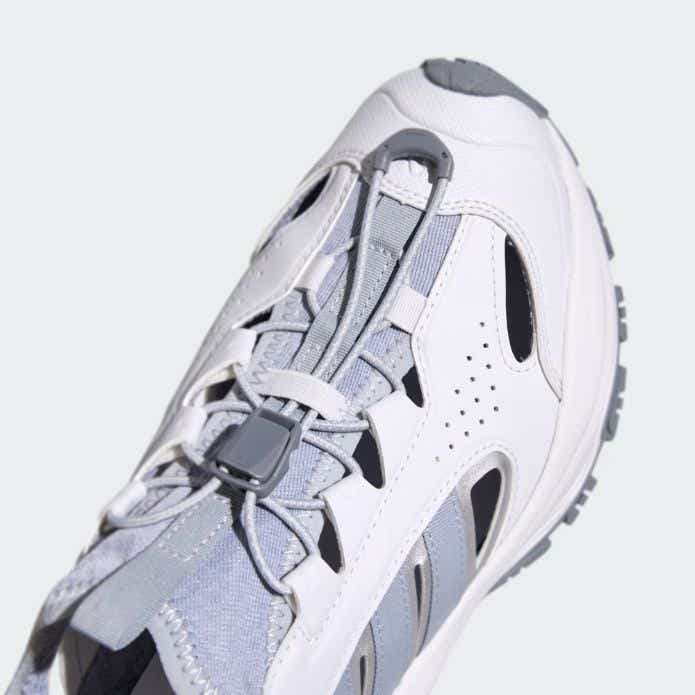 アディダス「スニーカーサンダル」のつま先