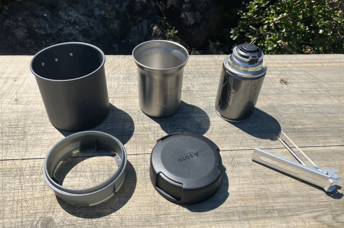 CBタフ缶をスタッキングしている