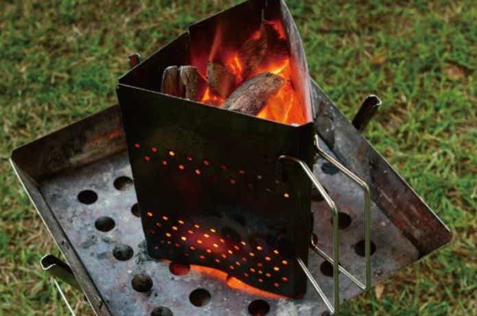 火起こし器で火を起こしている