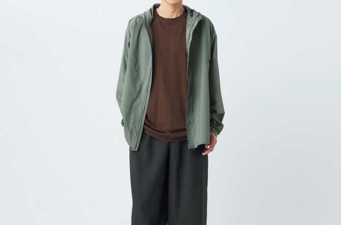 パーテックス ウェザープルーフジャケットを着た男性