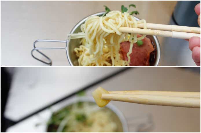麺をすくっている、コーンを摘んでいる