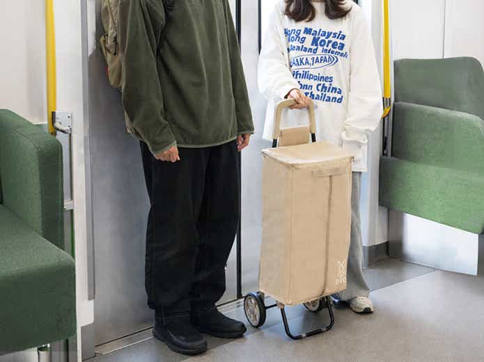エンソクキャリーを持って電車に乗る人
