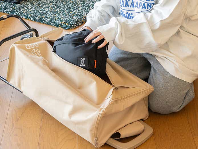 エンソクキャリーで荷造りする人