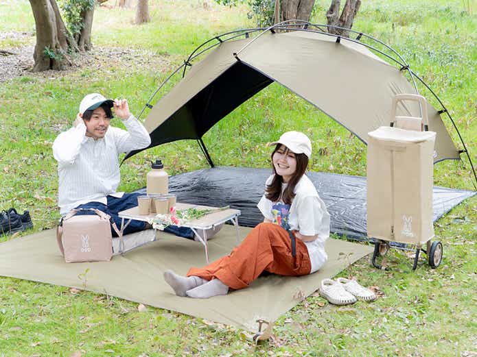 エンソクキャリーを持ってキャンプする人