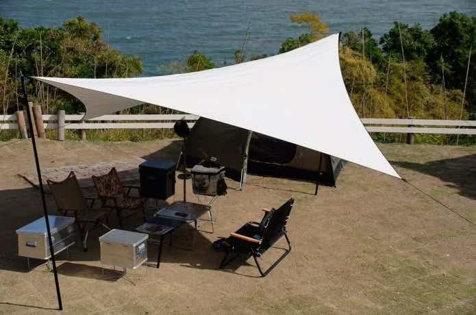 ホワイトカラーのタープを使用したレイアウト