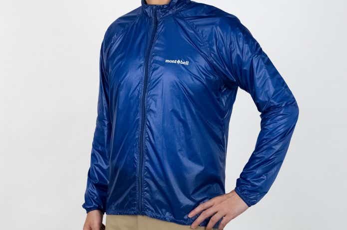 EXライトウインド ジャケットを着た男性