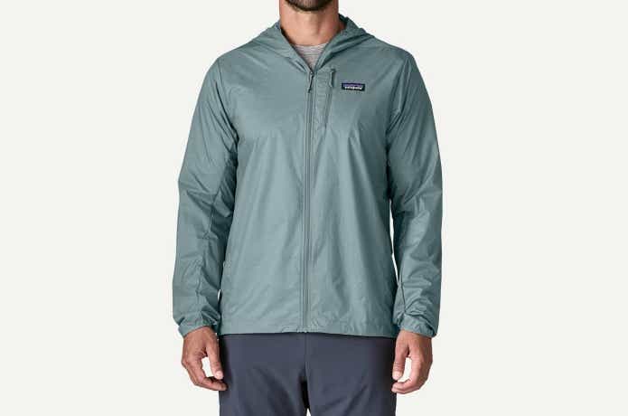 フーディニ・ジャケットを着た男性