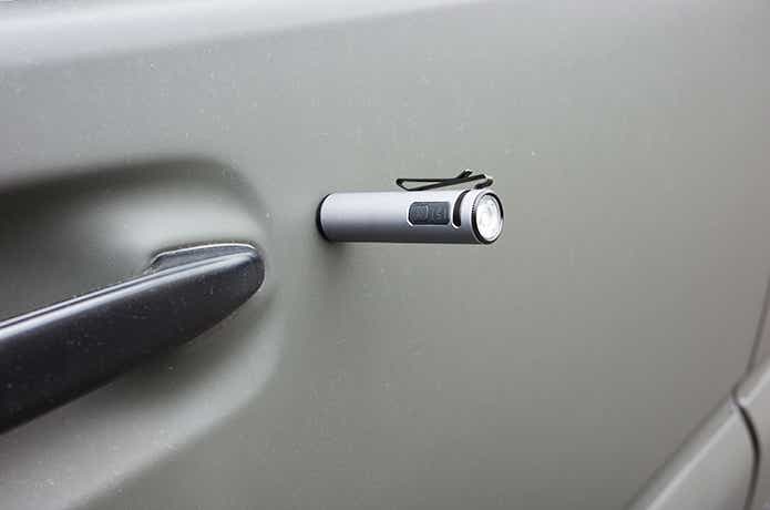 車のボディに張り付いたゼロフラッシュライト