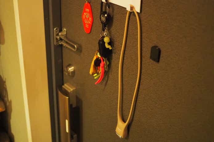 玄関にパナソニックのLEDネックライトを保管