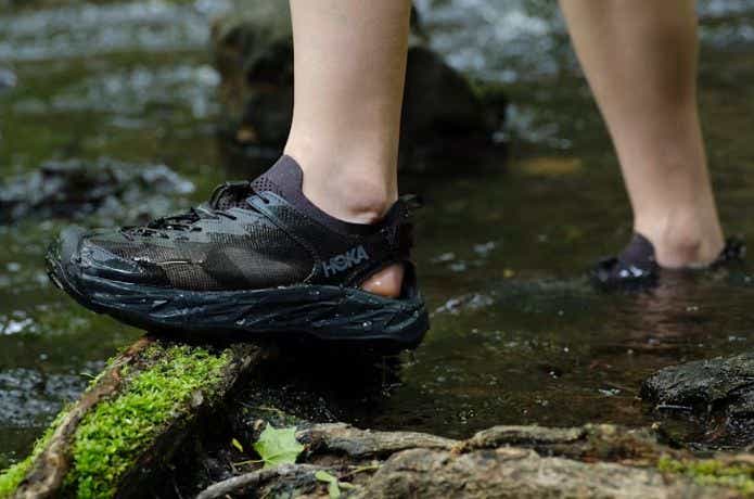 川に入る人のホカ「HOPARA2」を履いた足元
