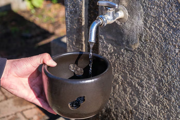 ロゴス「水コンロ」に水を注ぐ