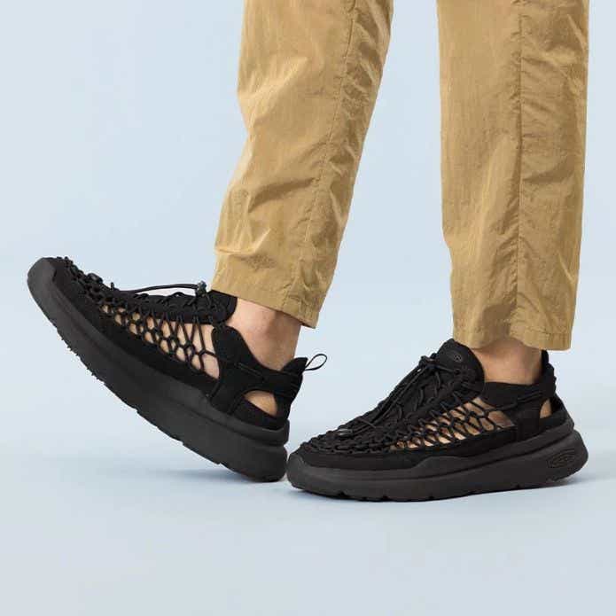 キーン「メンズユニーク ダブルケー」を履いた男性の足元