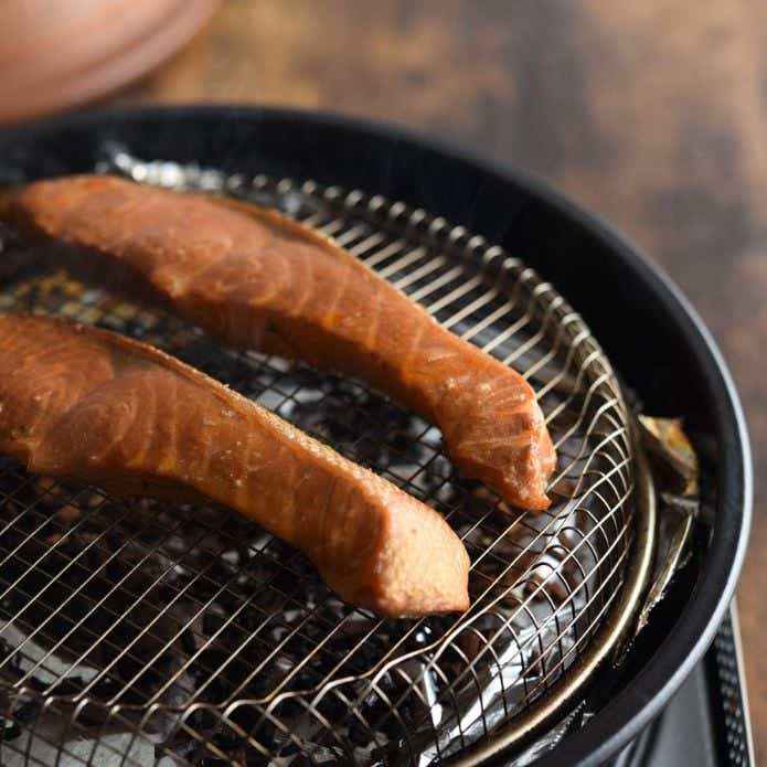 村の鍛冶屋「ニューセラミックス ピザ窯」で焼いた鮭