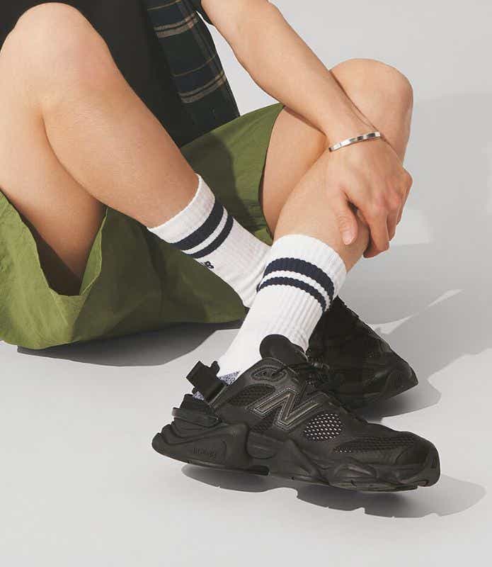 ニューバランス「9060summer」を履いた男性の足元