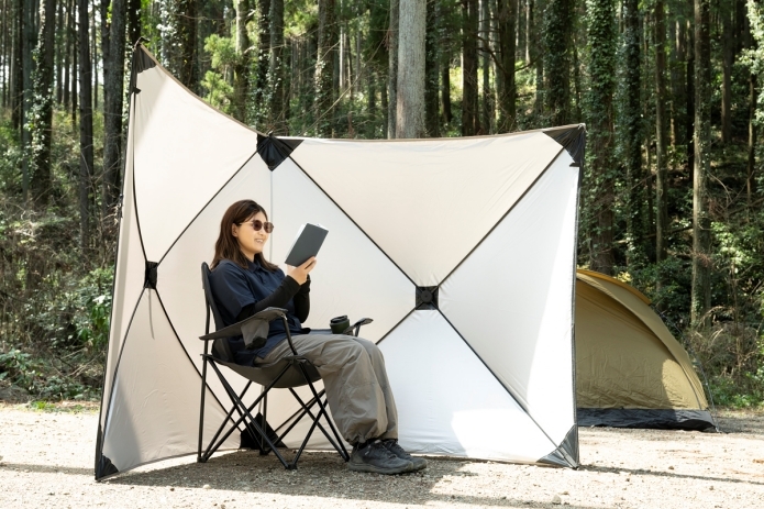 マルチシェードの手前で読書をする女性