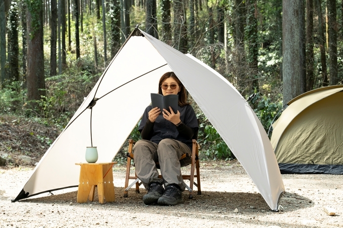 マルチシェードの中で本を読む女性