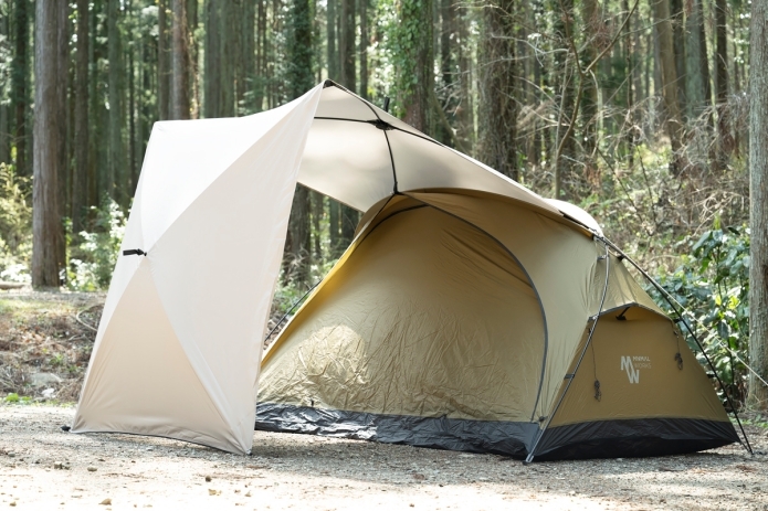 マルチシェードをテントに被せているイメージ