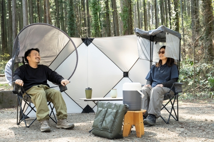 日陰シェード付きのチェアでくつろぐ男女