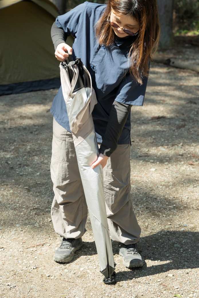 マルチシェードを展開する女性