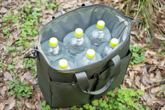 クーラーバックに2Lの水のペットボトルが6本入っている写真