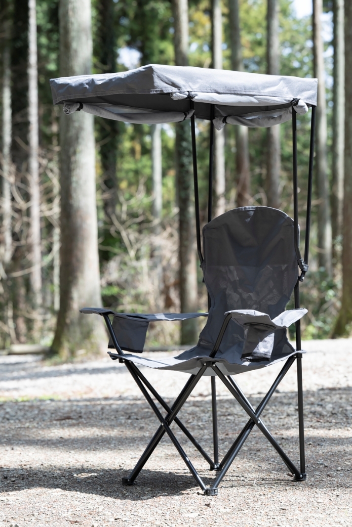 日陰シェード付きのチェア