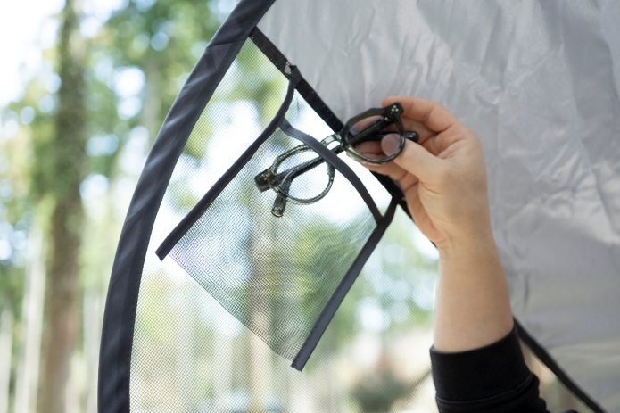 サングラスを小物入れにしまう写真