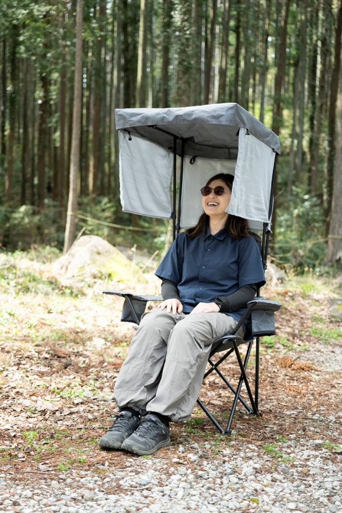 日陰シェード付きのチェアに座る女性