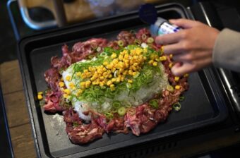 鉄板ひとつで爆速完結！「焼き上手さん」で作るカセットコンロレシピ10選