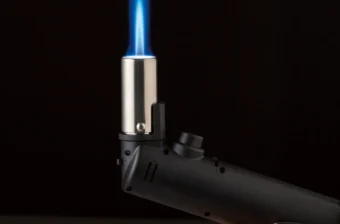 ライターより強く、トーチより手軽。火起こしも料理もラクなSOTOの新作“炙りギア”