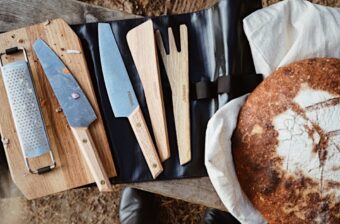 キャンプのキッチンが変わる。スノーピークやMSRなど、機能美あふれる「調理器具」12選