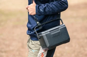 まさかの保冷剤まで真っ黒。コールマンの新作“漆黒ギア”18モデルが、タフすぎて衝撃