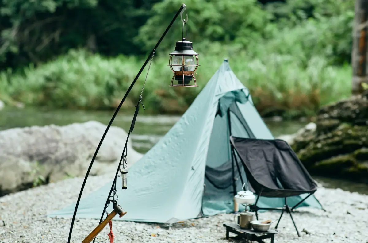 “釣り竿”のような曲線美。キャンプサイトを格上げする「ランタンスタンド」おすすめ15選