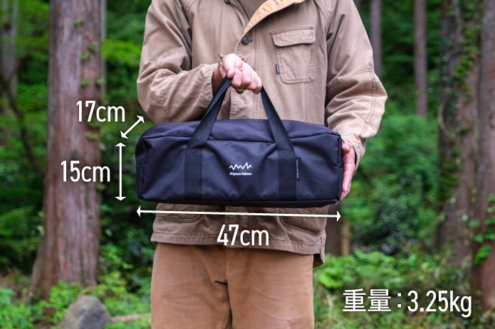 収納ケースを体の前に持つ男性
