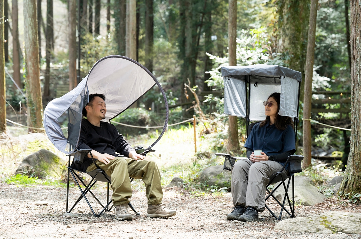 シェード付きチェアに座る男女