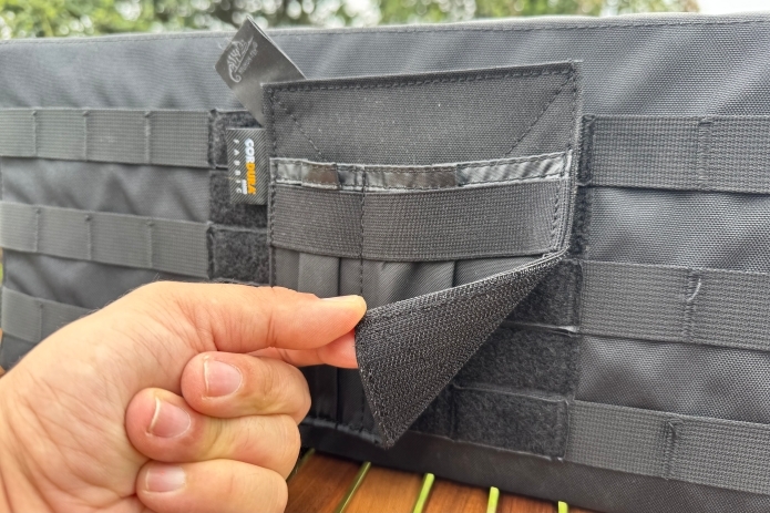 ORGANIZER INSERTを収納バッグに取り付け