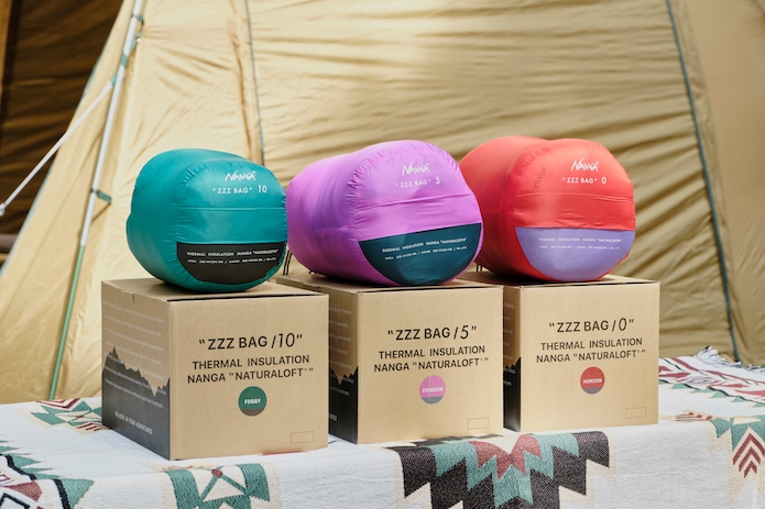 寝袋３種類が並んで箱の上に乗っている