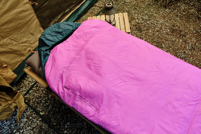 ピンク色の寝袋とランタン