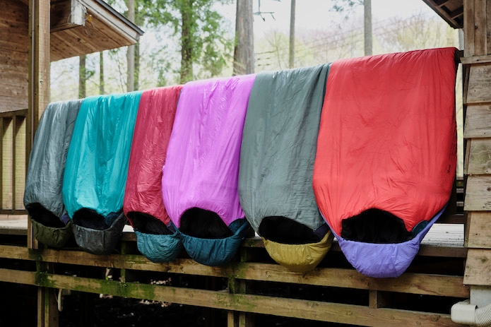干されている色とりどりの寝袋
