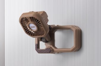 「監視カメラみたい…」どこにでも付く・LEDになる・風が涼しい“コールマン新作”で、夏のQOLがアップ！