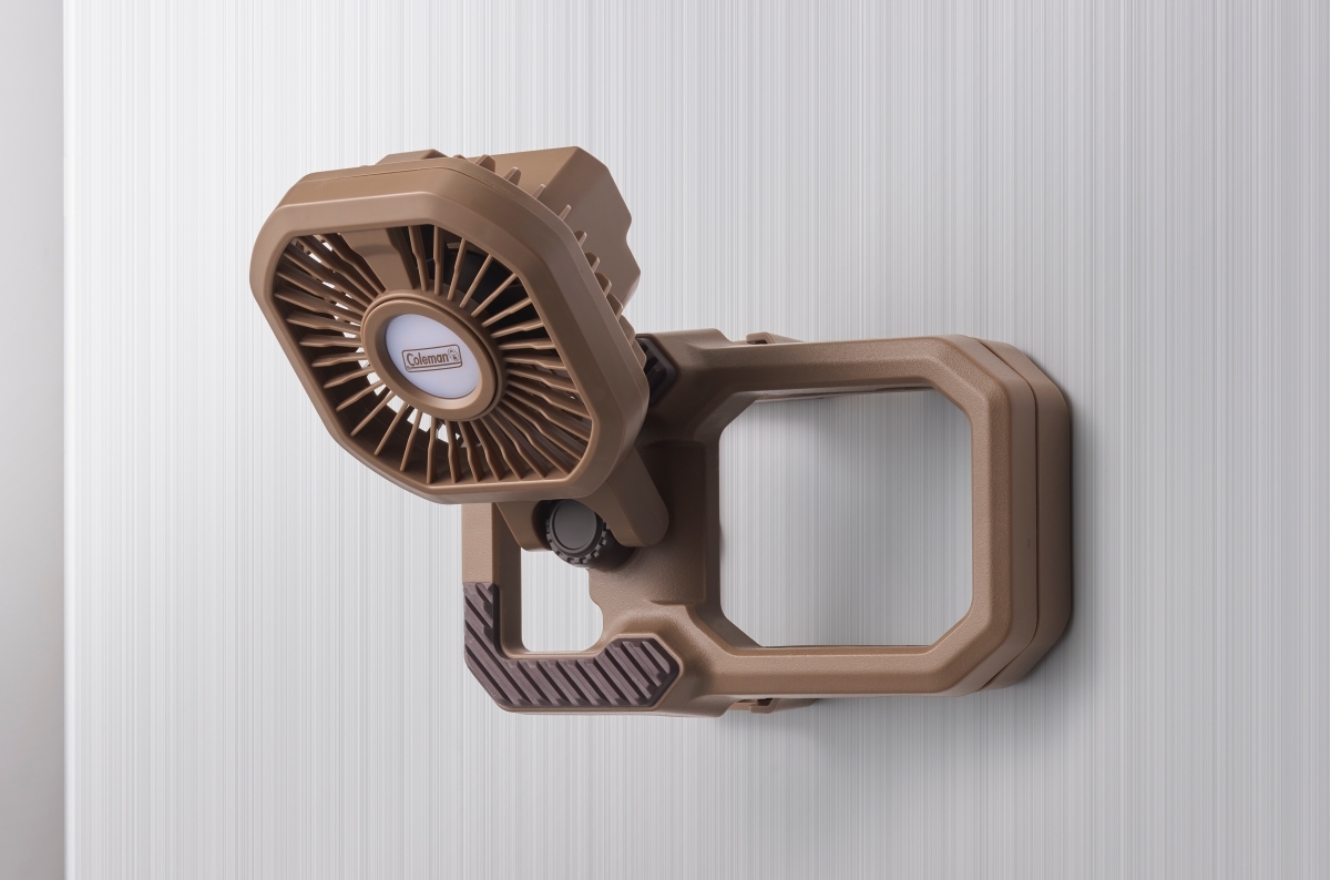 「監視カメラみたい…」どこにでも付く・LEDになる・風が涼しい“コールマン新作”で、夏のQOLがアップ!