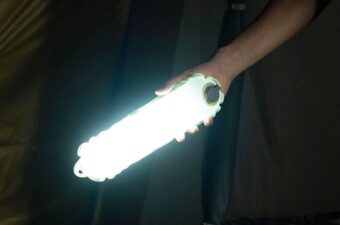 新発想の「空気で膨らむライト」は、大きいのに“小さく収納”できる！しかもタープポールにも付くよ