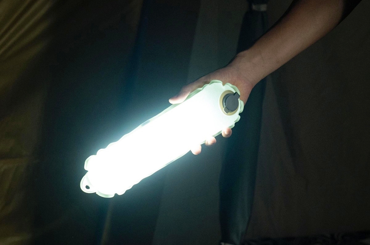 新発想の「空気で膨らむライト」は、大きいのに“小さく収納”できる！しかもタープポールにも付くよ