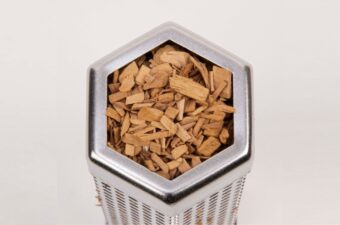 「燃えない薪」でも「薪がよく燃える」？しかもキャプテンスタッグ新作は、“燻製”もできちゃう