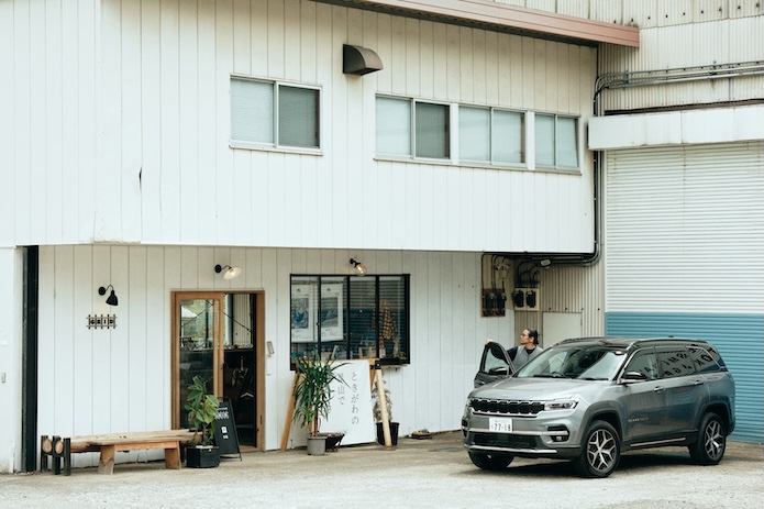 お店の正面と車