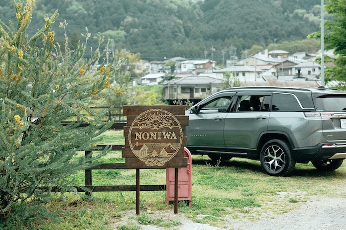 キャンプ場に到着する車