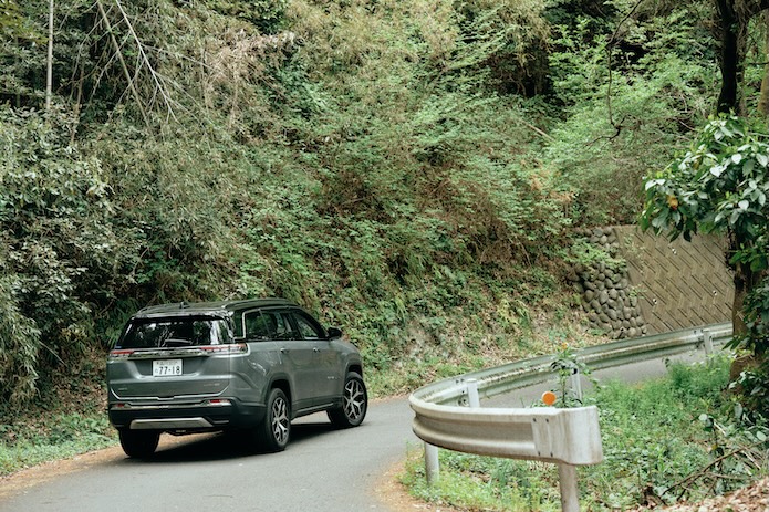 峠道を走る車