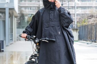 DOD「THE RAIN PONCHO」を着て自転車を手押しする人