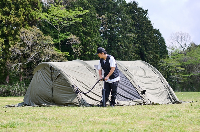 エアテントにポンプで空気を入れている様子